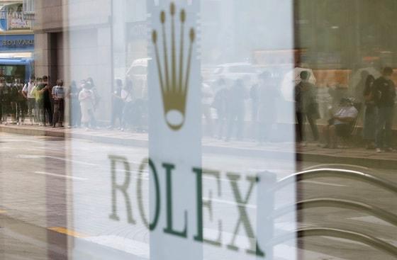 본문 이미지 - 서울의 한 백화점 명품관 앞에 롤렉스를 사기 위해 대기중인 시민들. 2021.9.6/뉴스1 ⓒ News1 이성철 기자