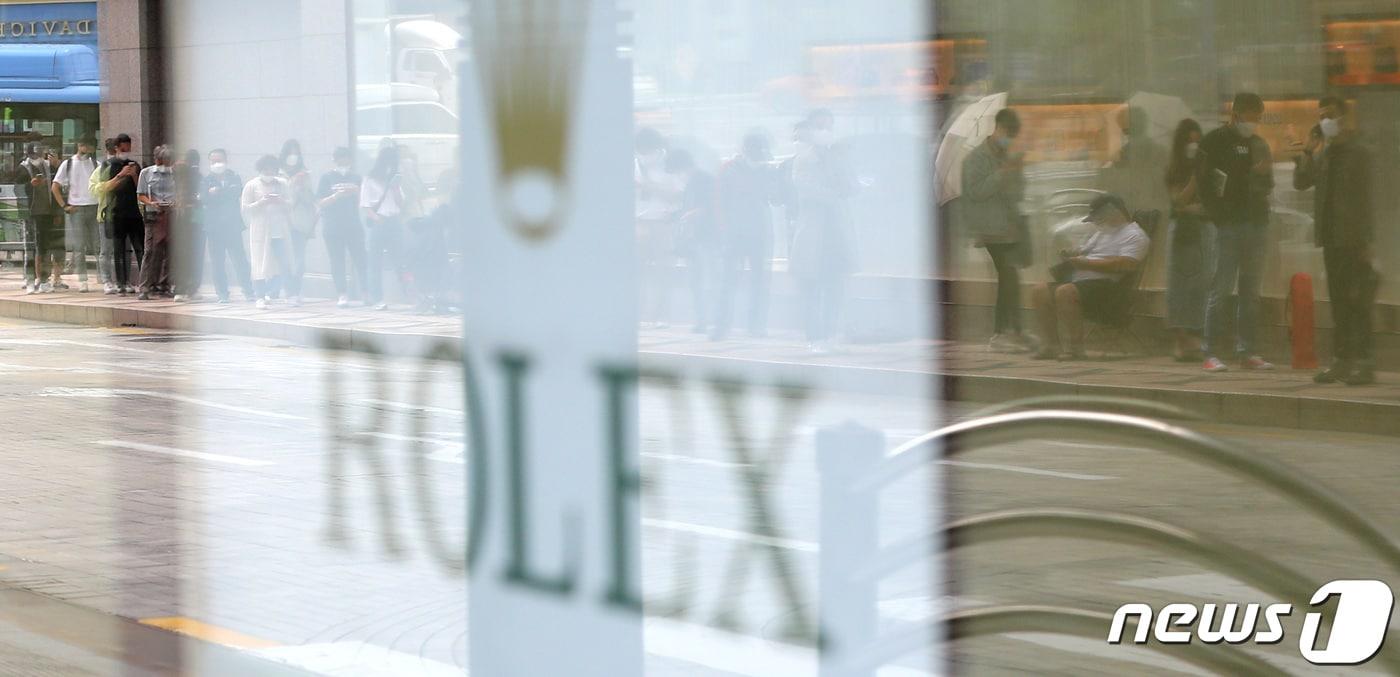 본문 이미지 - 서울 시내의 한 롤렉스 매장 앞 전경. 2021.9.6/뉴스1 ⓒ News1 이성철 기자