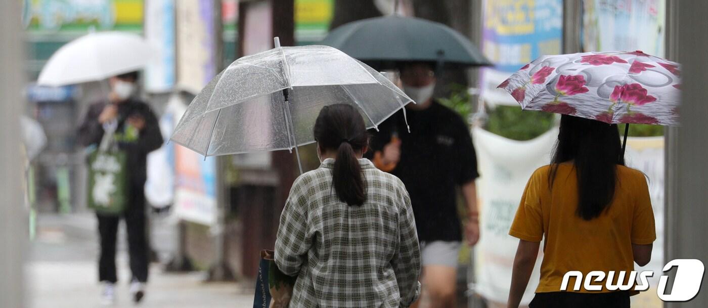  전북대학교에서 우산을 쓴 시민들이 발걸음을 옮기고 있다./뉴스1 DB