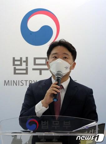 본문 이미지 - 정재민 법무부 법무심의관이  '사회적 공존을 위한 1인가구(사공일가) 실무회의 결과‘를 발표하고 있다. ⓒ News1 황기선 기자