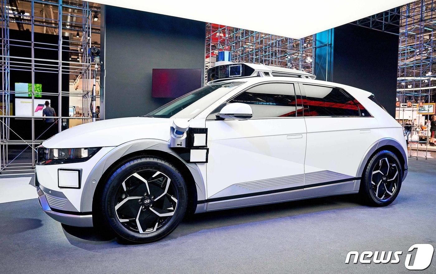 본문 이미지 - 현대자동차는 독일 뮌헨에서 열린 'IAA 모빌리티 2021 (IAA Mobility 2021)’ 보도발표회에서 2045년까지탄소중립을 달성하기 위한 청사진을 공개했다. '2045년 탄소중립' 구상의 핵심은 클린모빌리티, 차세대 이동 플랫폼, 그린 에너지를 축으로 한 ‘기후변화 통합 솔루션’이다. 사진은 모셔널과 공동 개발한 아이오닉5 로보택시 실물. (현대차 제공) 2021.9.6/뉴스1