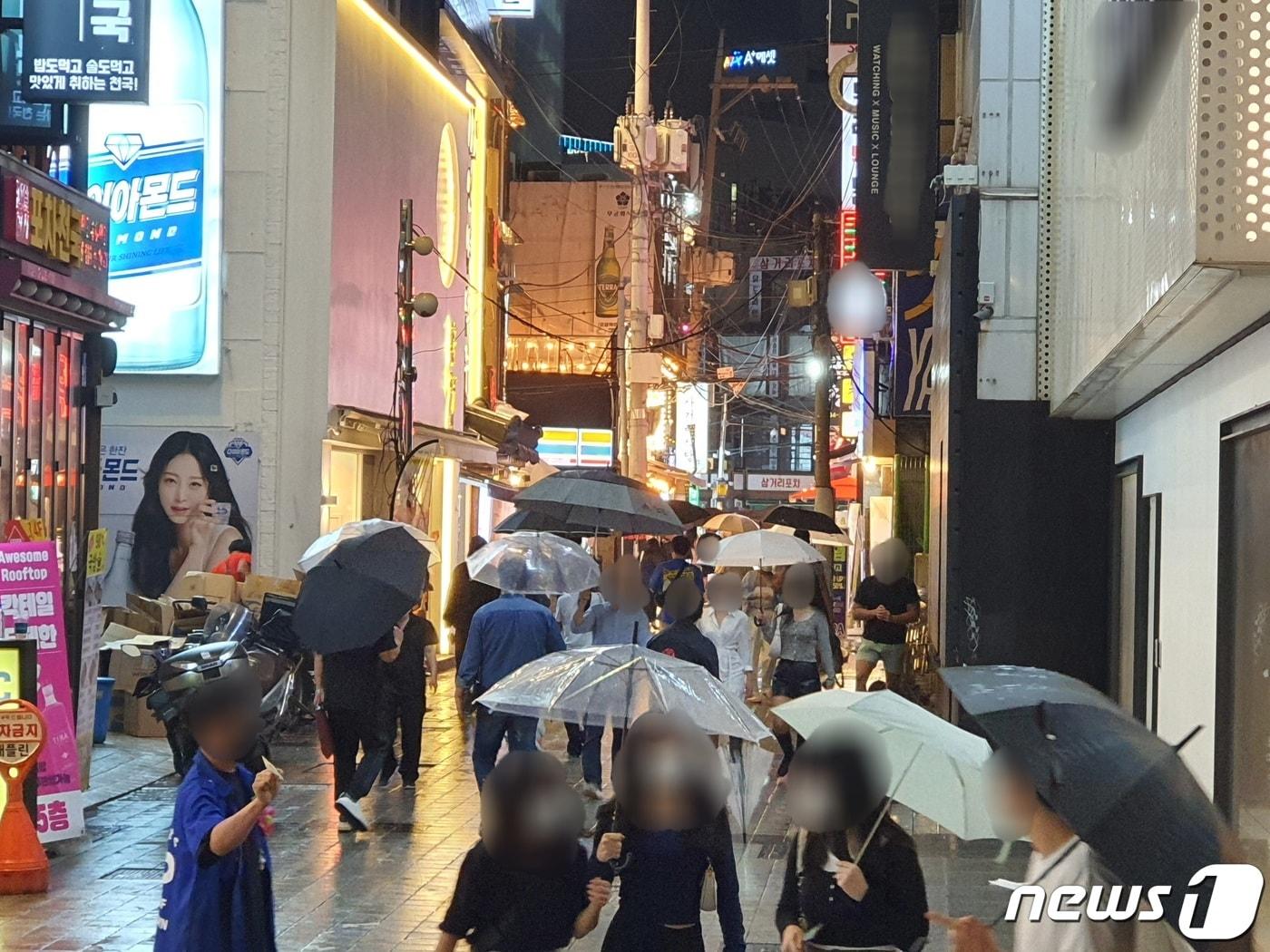본문 이미지 - 사회적 거리두기 3단계 시행 첫날인 6일 오후 부산 부산진구 서면 번화가에 사람들이 몰려 있다. 이날 오후에는 비가 내렸음에도 서면 일대는 많은 인파가 모여 모처럼 활기가 돌았다. 부산은 이날부터 10월3일까지 4주간 거리두기 3단계를 실시한다.2021.9.6/뉴스1 ⓒ News1 노경민 기자