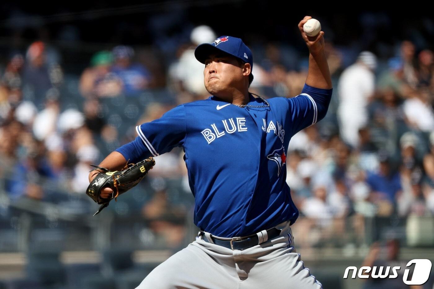토론토 블루제이스의 류현진이 7일(한국시간) 미국 뉴욕 양키스타디움에서 열린 미국프로야구 메이저리그(MLB) 뉴욕 양키스와 원정경기에 선발 등판해 공을 던지고 있다. 2021.9.7 ⓒ AFP=뉴스1 ⓒ News1 송원영 기자