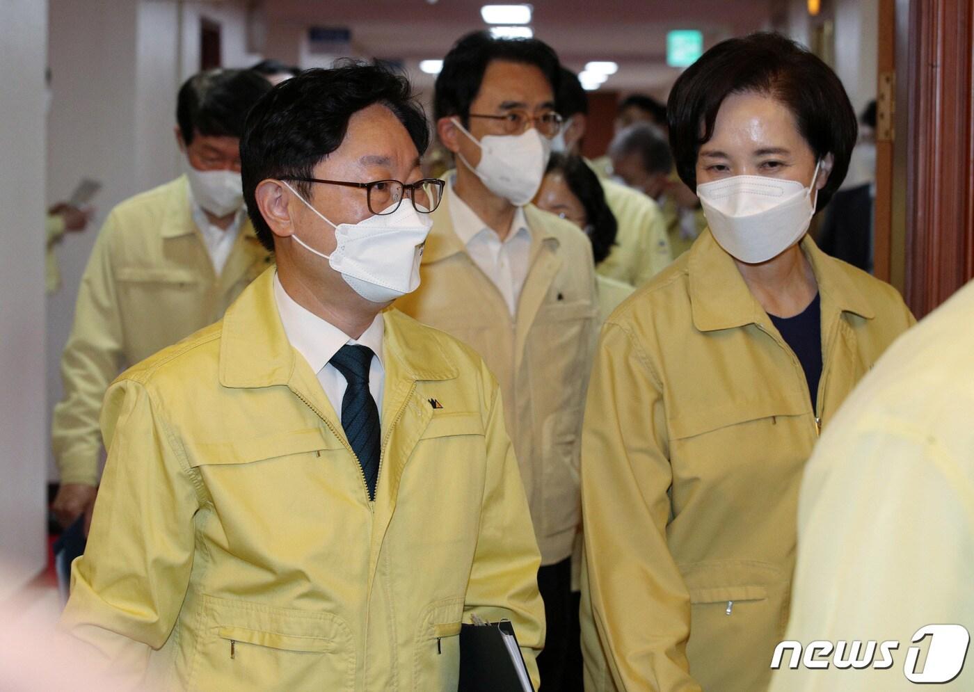 본문 이미지 - 유은혜 부총리 겸 교육부 장관(오른쪽)과 박범계 법무부 장관이 7일 서울 종로구 정부서울청사에서 열린 국무회의에 참석하고 있다. 2021.9.7/뉴스1 ⓒ News1 박정호 기자