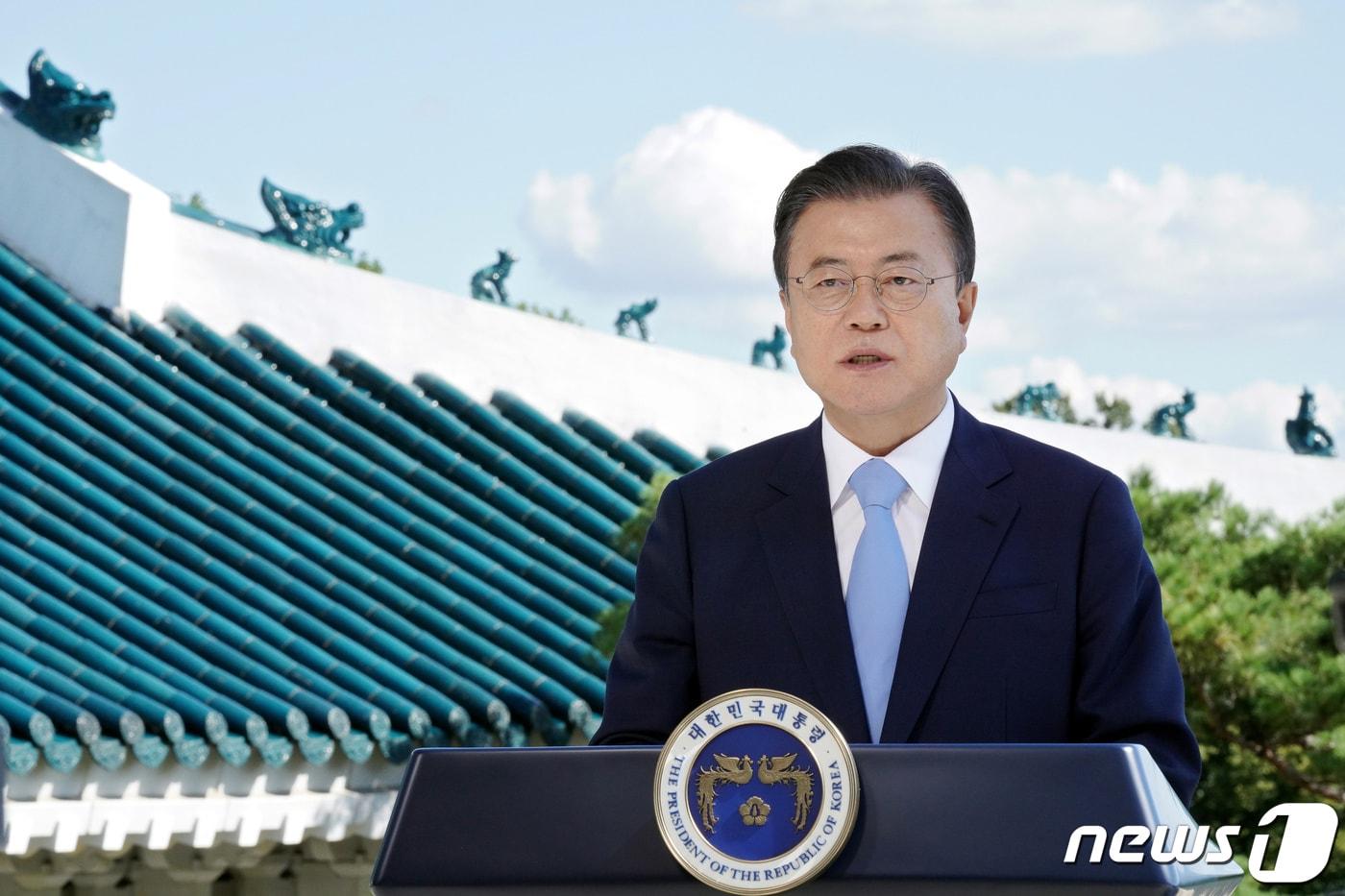 본문 이미지 - 문재인 대통령이 7일 제2회 푸른 하늘의 날을 맞아 녹화된 영상을 통해 기념사를 전하고 있다. (청와대 제공) 2021.9.7/뉴스1 ⓒ News1 유승관 기자