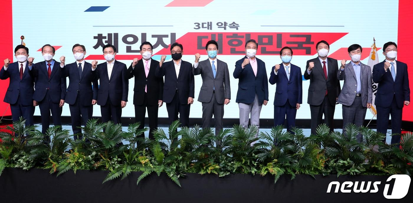 본문 이미지 - 7일 오후 서울 강서구 ASSA빌딩 방송스튜디오에서 열린 국민의힘 대선 경선 후보 '체인지 대한민국, 3대 약속' 발표회에서 12명의 대선주자들이 나란히 포즈를 취하고 있다. 왼쪽부터 원희룡, 장기표, 최재형, 황교안, 안상수, 박찬주, 장성민, 박진, 홍준표, 윤석열, 하태경, 유승민 예비후보. 2021.9.7/뉴스1 ⓒ News1 오대일 기자