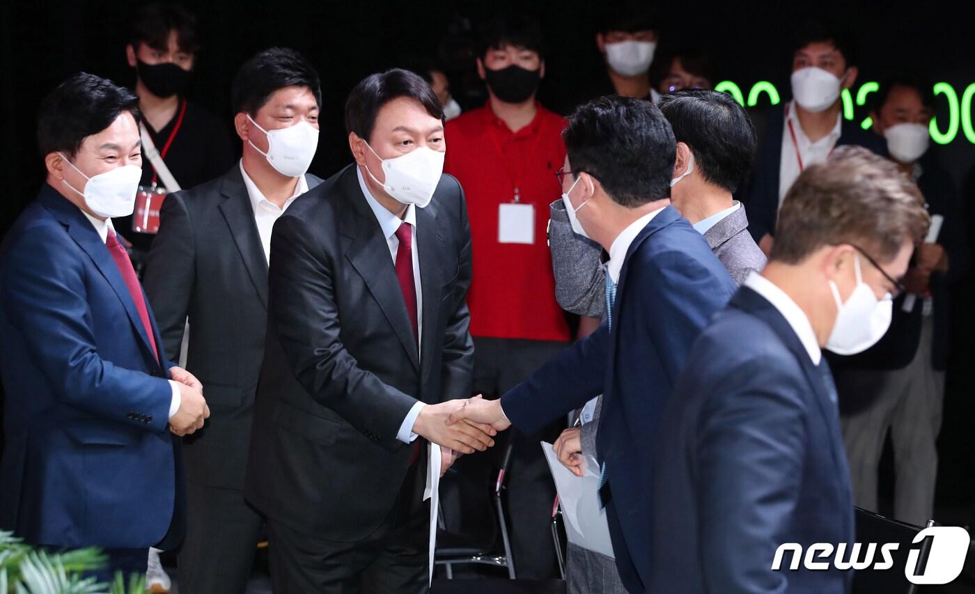 본문 이미지 - 7일 오후 서울 강서구 ASSA빌딩 방송스튜디오에서 열린 국민의힘 대선 경선 후보 '체인지 대한민국, 3대 약속' 발표회에서 윤석열 , 유승민 후보가 악수하고 있다. 2021.9.7/뉴스1 ⓒ News1 오대일 기자