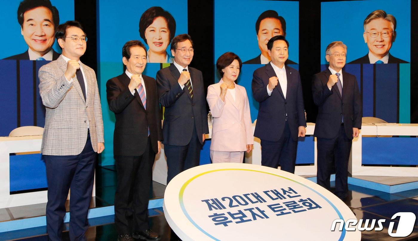 본문 이미지 - 더불어민주당 박용진, 정세균, 이낙연, 추미애, 김두관, 이재명(왼쪽부터) 대선 경선 후보가 7일 오후 대구 수성구 두산동 TBC 스튜디오에서 열린 TV토론회에 참석해 본격적인 토론에 앞서 포토타임을 갖고 포즈를 취하고 있다. 2021.9.7/뉴스1 ⓒ News1 공정식 기자