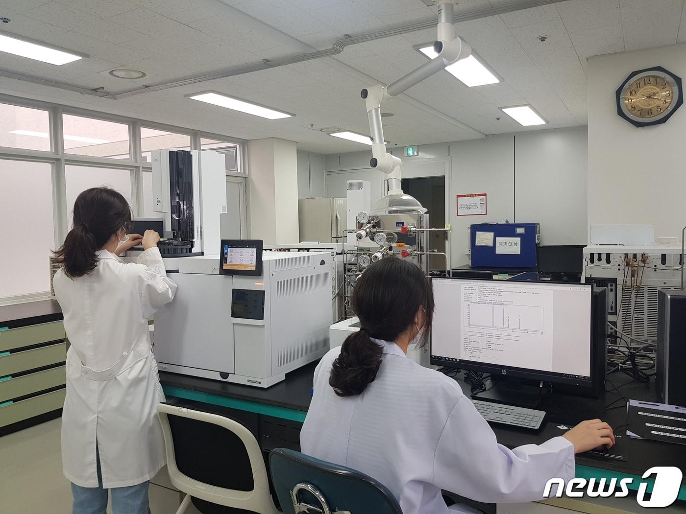 본문 이미지 - 경남도 보건환경연구원이 식품 안전성 검사를 진행하고 있는 모습. (경남도 제공) ⓒ 뉴스1