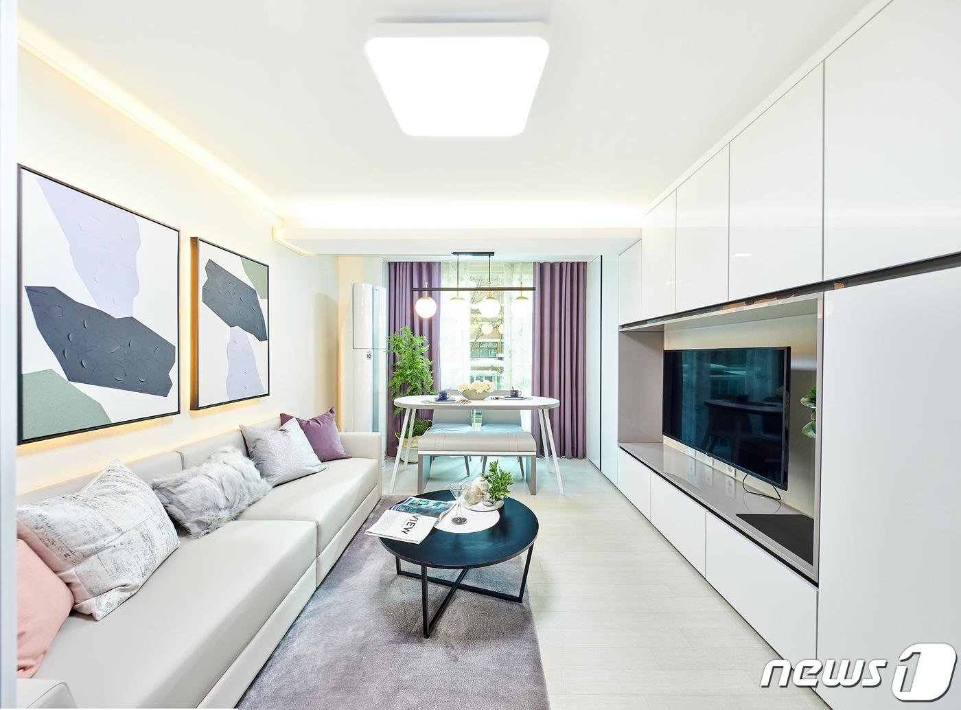 본문 이미지 - 리모델링을 마친 거실 모습. ⓒ 뉴스1