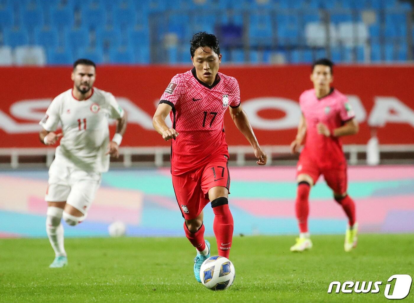 본문 이미지 - 7일 오후 경기도 수원월드컵경기장에서 열린 2022 국제축구연맹(FIFA) 카타르 월드컵 아시아지역 최종예선 A조 대한민국과 레바논의 경기, 대한민국 나상호가 공격을 시도하고 있다. 2021.9.7/뉴스1 ⓒ News1 조태형 기자
