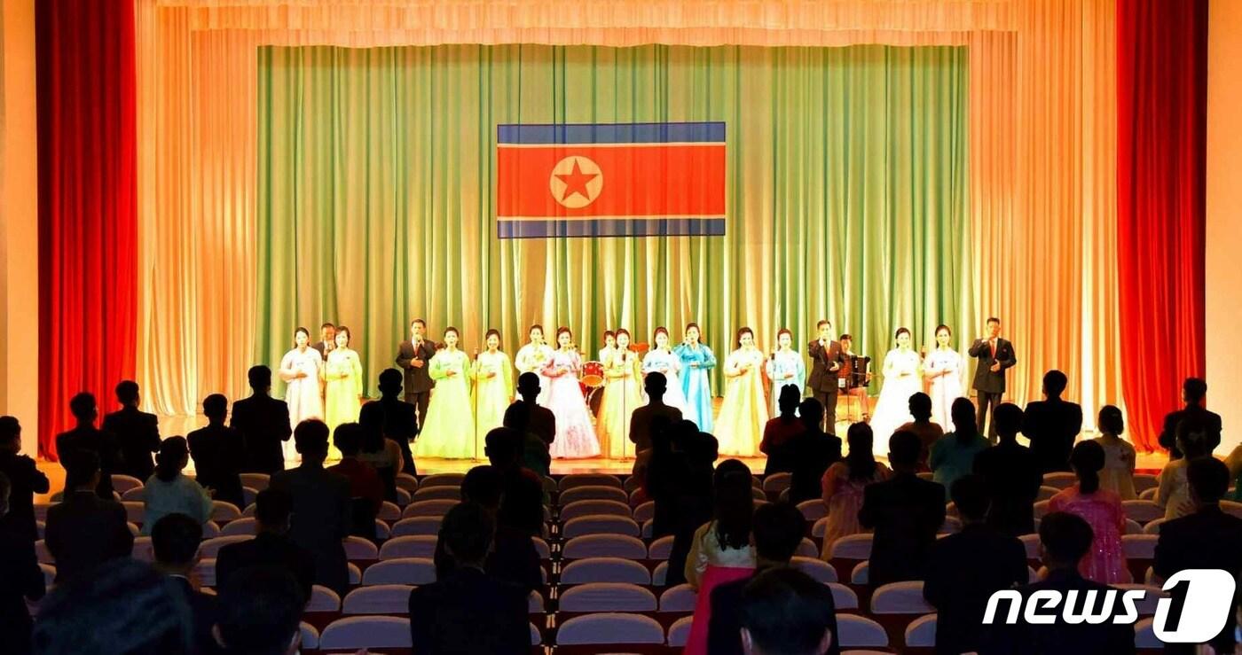 본문 이미지 - (평양 노동신문=뉴스1) = 북한 노동당 기관지 노동신문은 8일 정권수립일(공화국 창건일·9월9일) 73주년을 경축하며 전날 중앙노동자회관에서 노동계급과 직맹원들의 시, 노래모임이 진행됐다고 보도했다. "공화국의 창건일을 뜻깊게 맞이하는 노동계급과 직맹원들의 크나큰 긍지와 자부심이 뜨겁게 분출됐다"라고 신문은 전했다. [국내에서만 사용가능. 재배포 금지. DB 금지. For Use Only in the Republic of Korea. Redistribution Prohibited] rodongphoto@news1.kr