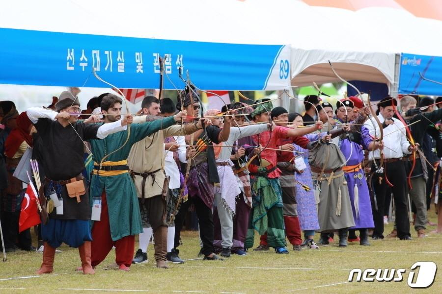 본문 이미지 - 예천세계활축제 참가자들이 과녁을 향해 활 시위를 당기고 있다. ⓒ 뉴스1 이태제