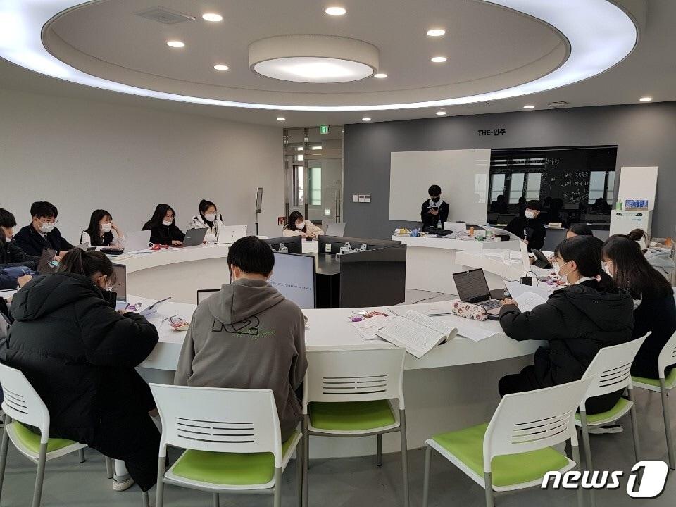 본문 이미지 - 고교학점제 연구학교로 운영 중인 한 고등학교에 조성된 멀티미디어 러닝룸. ⓒ 뉴스1