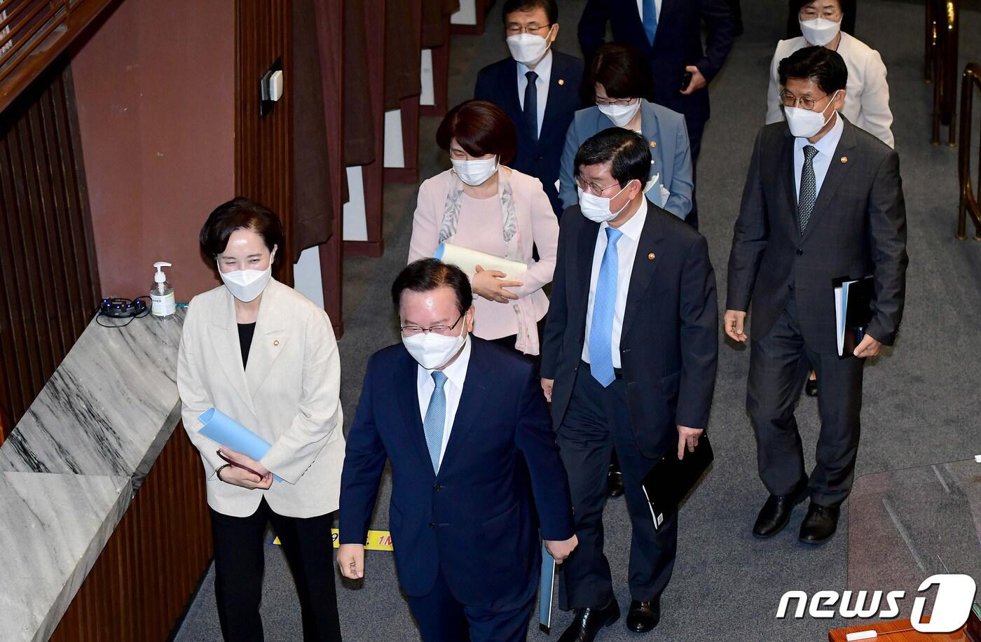 본문 이미지 - 김부겸 국무총리를 비롯한 국무위원들이 8일 서울 여의도 국회에서 더불어민주당 교섭단체 대표연설을 위해 열린 본회의가 산회되자 나서고 있다. 2021.9.8/뉴스1 ⓒ News1 이동해 기자