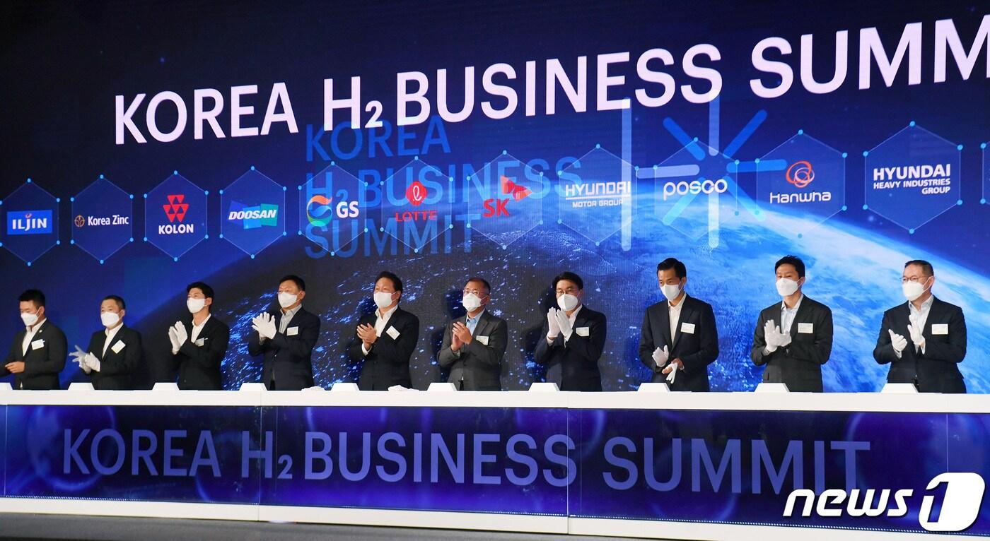 본문 이미지 - 8일 경기 고양 킨텍스에서 '2021수소모빌리티+쇼' 개막에 앞서 열린 'H2 비즈니스 서밋'에 참석한 주요기업 총수들이 사진촬영을 하고 있다. 왼쪽부터 이규호 코오롱그룹 부사장, 박정원 두산그룹 회장, 허세홍 GS그룹 사장, 신동빈 롯데그룹 회장, 최태원 SK그룹 회장, 정의선 현대차그룹 회장, 최정우 포스코그룹 회장, 김동관 한화그룹 사장, 정기선 현대중공업지주 부사장, 조현상 효성그룹 부회장. 2021.9.8/뉴스1 ⓒ News1 이성철 기자