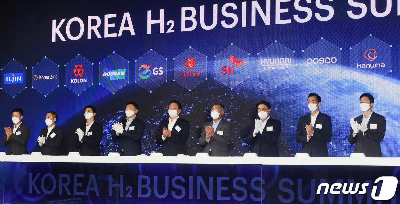 본문 이미지 - 8일 경기 고양 킨텍스에서 '2021수소모빌리티+쇼' 개막에 앞서 열린 'H2 비즈니스 서밋'에 참석한 주요기업 총수들이 사진촬영을 하고 있다. 왼쪽부터 이규호 코오롱그룹 부사장, 박정원 두산그룹 회장, 허세홍 GS그룹 사장, 신동빈 롯데그룹 회장, 최태원 SK그룹 회장, 정의선 현대차그룹 회장, 최정우 포스코그룹 회장, 김동관 한화그룹 사장, 정기선 현대중공업지주 부사장, 조현상 효성그룹 부회장. 2021.9.8/뉴스1 ⓒ News1 이성철 기자