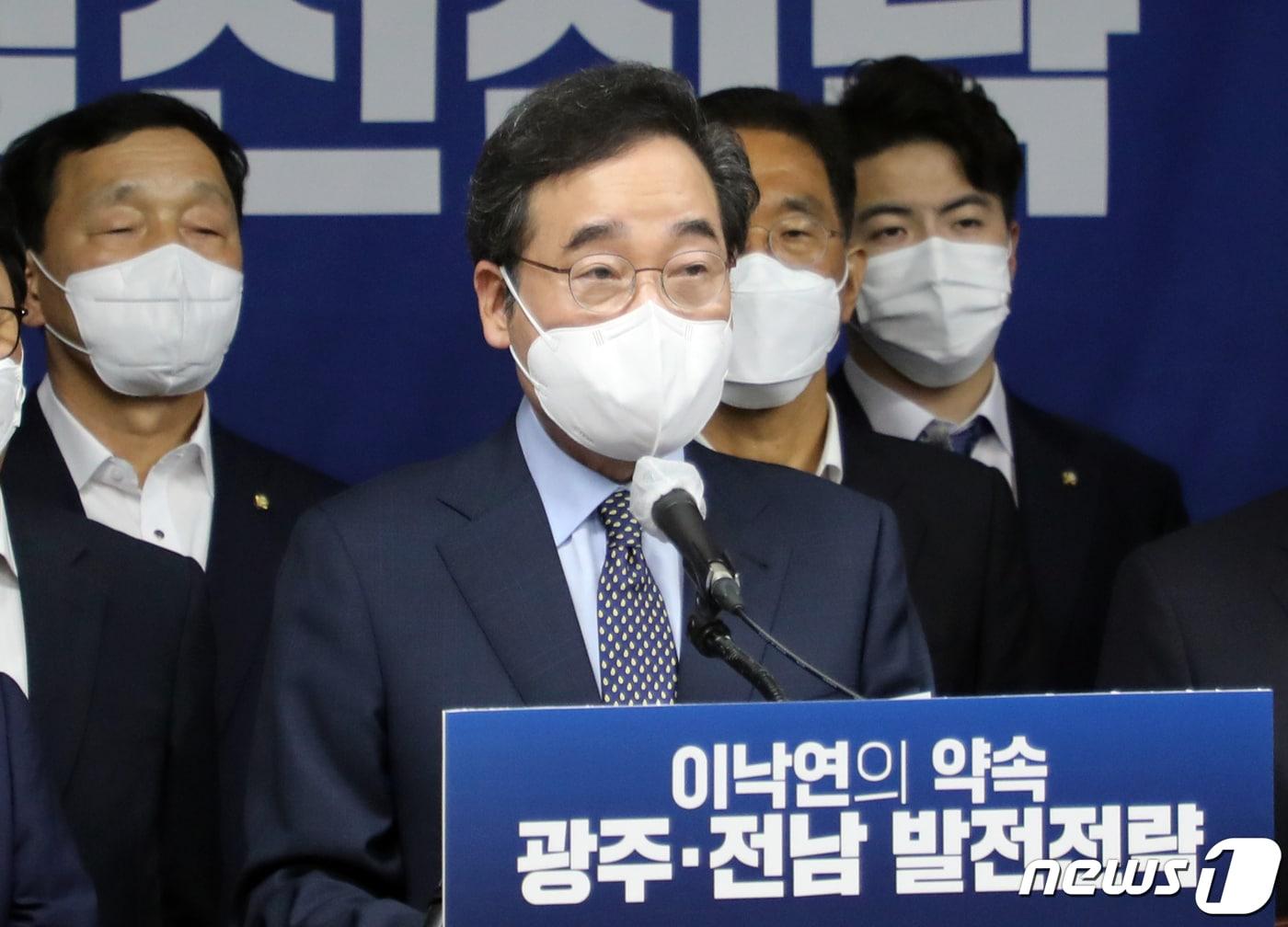 본문 이미지 - 더불어민주당 대권주자인 이낙연 전 대표가 지난 8일 광주시의회 1층 시민소통실에서 기자회견을 열고 '의원직 사퇴' 입장을 밝히고 있다. ⓒ News1 박준배 기자