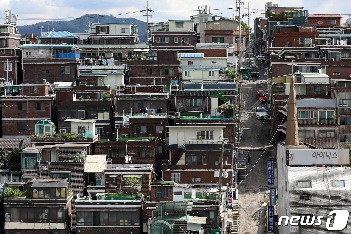 본문 이미지 - 19일 국회 국토교통위 이종배 의원은 외국인에 의한 부동산 시장교란 행위를 예방하기 위해 토지거래허가구역 지정 때 대상자 등을 특정하는 내용의 '부동산 거래 신고 등에 관한 법률' 개정안을 대표 발의했다고 밝혔다.(자료사진)/뉴스1 ⓒ News1 민경석 기자
