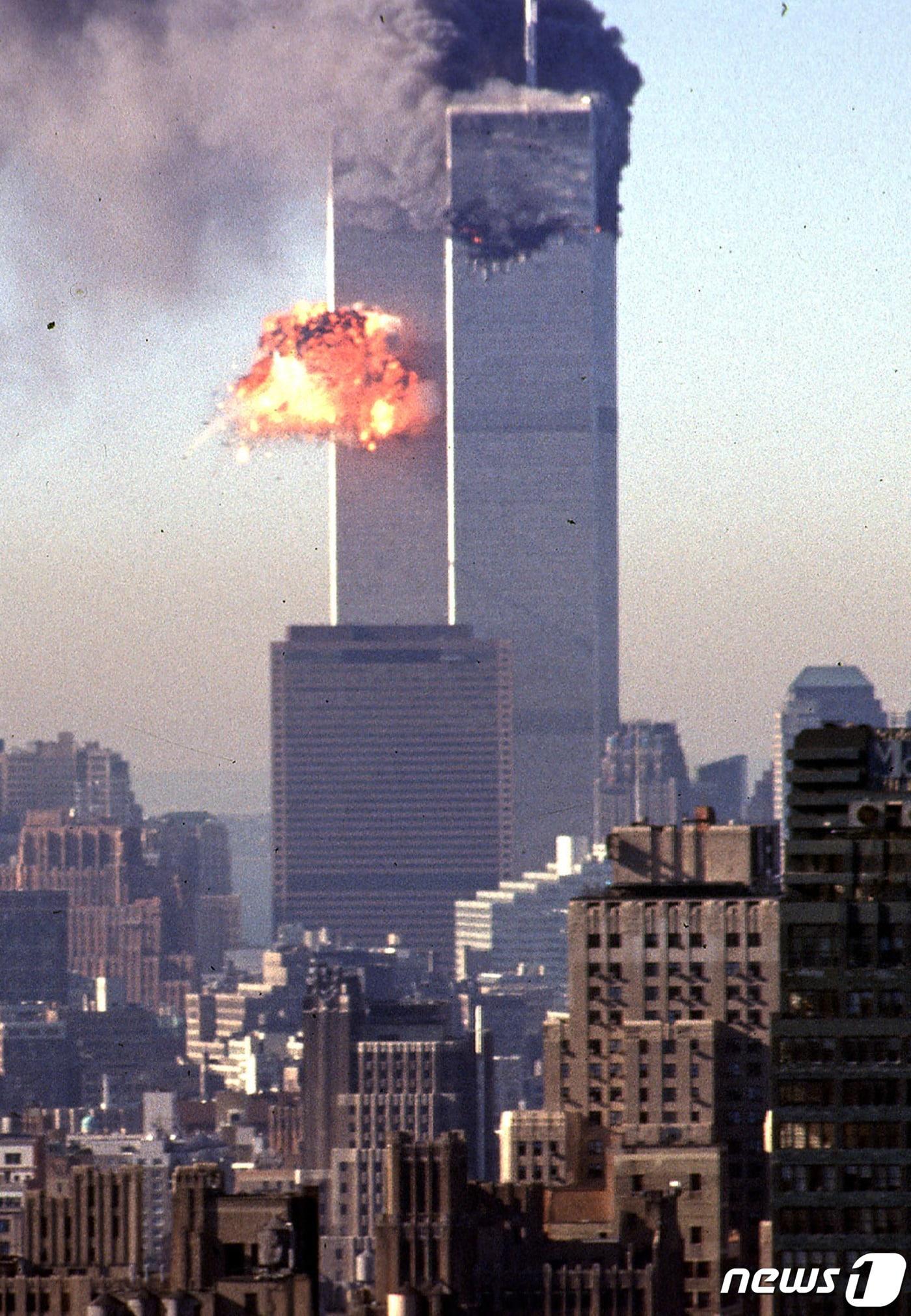 본문 이미지 - 11일(현지시간) 오전 미국 뉴욕시 맨하튼 소재 세계무역센터 건물이 유나이티드항공 175편과 충돌해 불길에 휩싸였다. 2001.09.11 ⓒ AFP=뉴스1