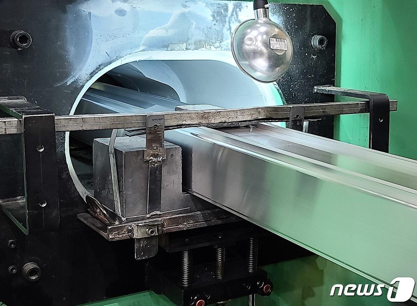 본문 이미지 - 전북 완주군 대주코레스 공장에서 알루미늄이 압출돼서 나오고 있는 모습 ⓒ 뉴스1 조현기 기자