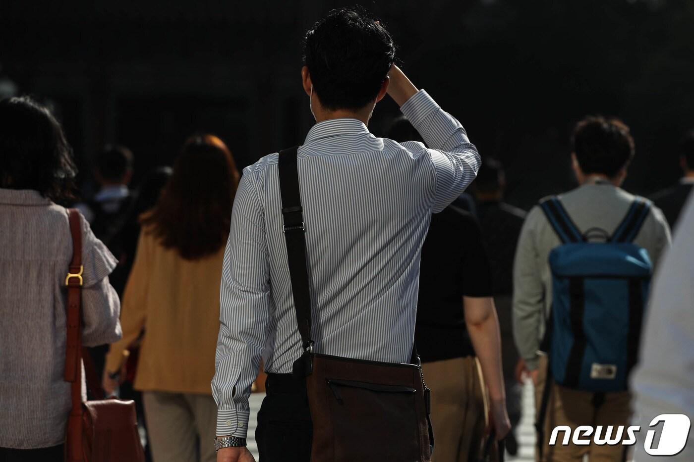  9일 서울 광화문 네거리에서 출근길 시민들이 발걸음을 재촉하고 있다. 2021.9.9/뉴스1 ⓒ News1 성동훈 기자