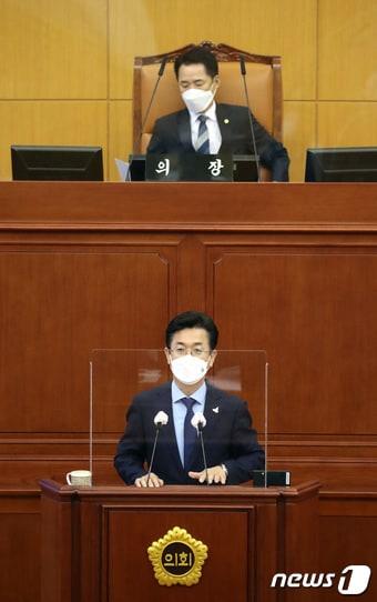 본문 이미지 - 9일 오전 대전시의회 본회의장에서 열린 제261회 임시회 제2차 본회의에서 허태정 대전시장이 더불어민주당 남진근 의원(동구1)의 질의에 답하고 있다. 2021.9.9/뉴스1 ⓒ News1 김기태 기자