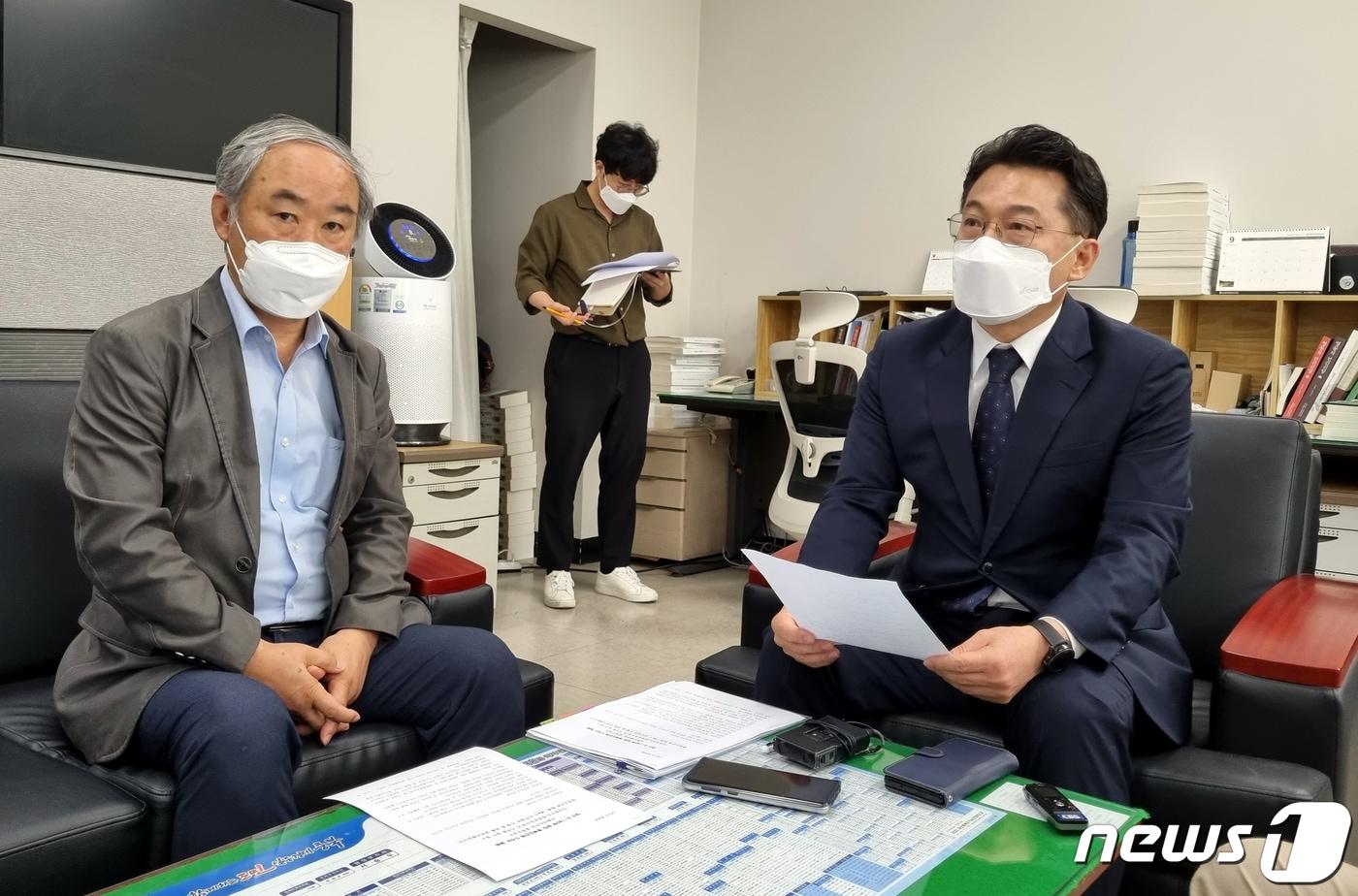 허창원 더불어민주당 충북도당 수석대변인이 9일 충북도청 기자실에서 내년 대선 관련 계획을 발표하고 있다. ⓒ 뉴스1