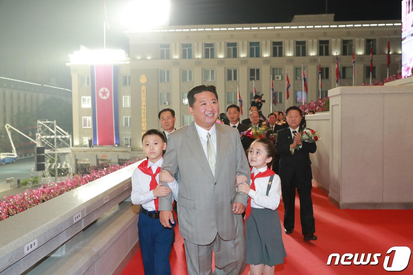 (평양 노동신문=뉴스1) = 김정은 북한 조선노동당 총비서(가운데)가 9일 0시기를 기해 평양 김일성광장에서 열린 정권 수립 제73주년 기념 열병식에 소년단원과 함께 참석하고 있다. [국내에서만 사용가능. 재배포 금지. DB 금지. For Use Only in the Republic of Korea. Redistribution Prohibited] rodongphoto@news1.kr