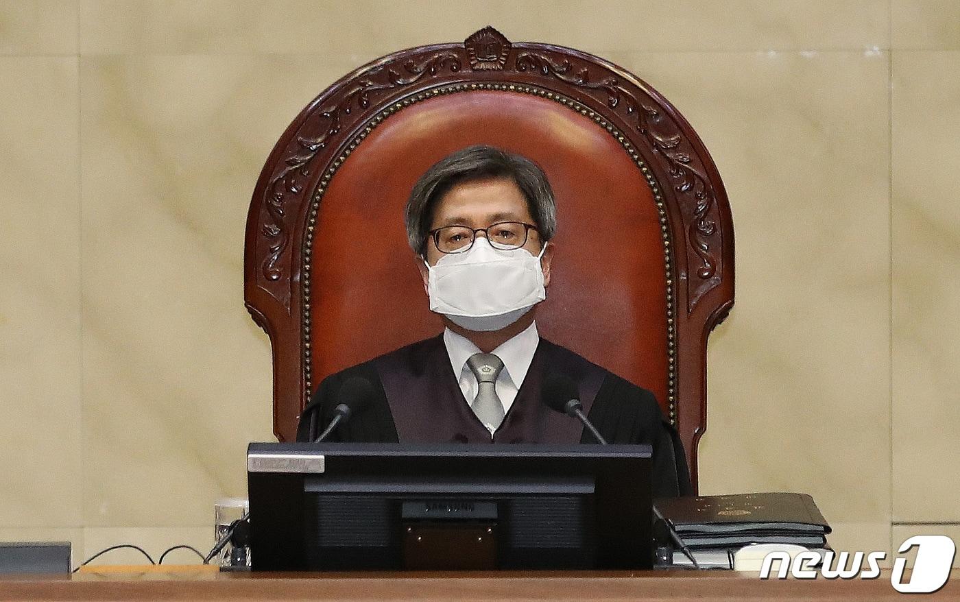 김명수 대법원장이 9일 오후 서울 서초구 대법원 대법정에서 열린 전원합의체 선고에 참석하고 있다. 2021.9.9/뉴스1 ⓒ News1 임세영 기자