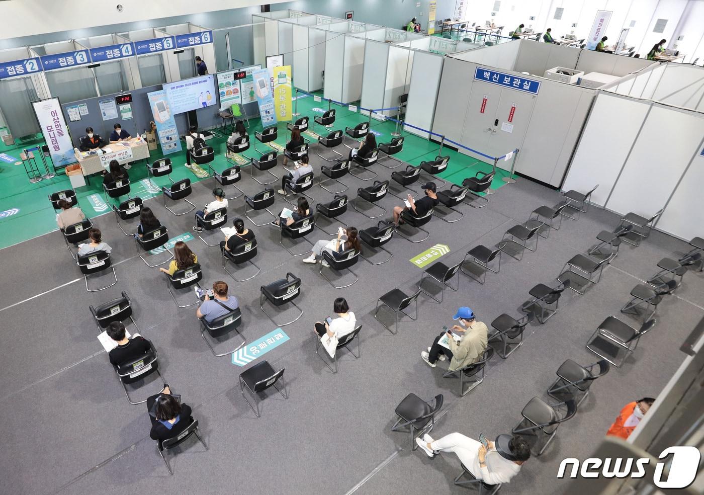 9일 오후 서울 서대문구 북아현체육문화센터에 마련된 백신접종센터에서 시민들이 접종 후 이상반응 대기를 하고 있다. 2021.9.9/뉴스1 ⓒ News1 이성철 기자
