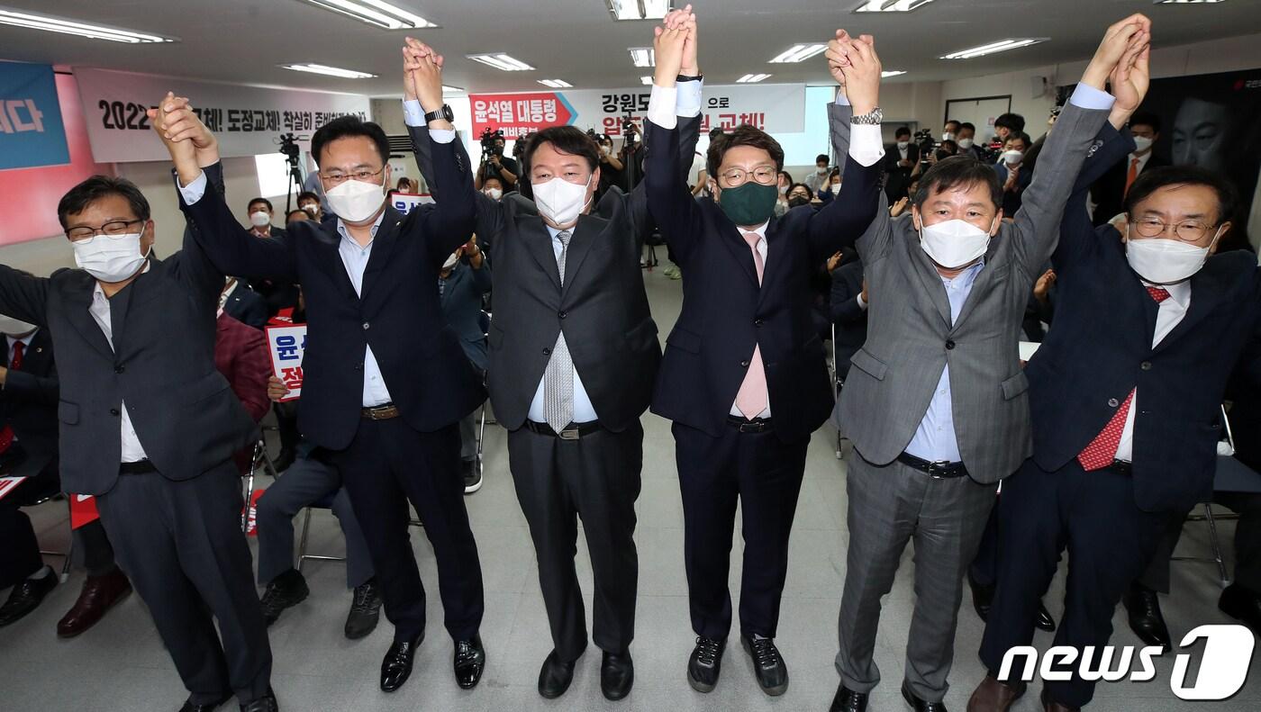 윤석열 국민의힘 대선 예비후보가 9일 오후 강원 춘천시 강원도당에서 열린 강원선거대책위원회 발대식에서 선대위 관계자들과 포즈를 취하고 있다. 윤 후보는 '고발 사주' 의혹이 확산하는 가운데 입당 후 처음으로 강원도를 방문해 지역 민생탐방 행보에 시동을 걸었다. 2021.9.9/뉴스1 ⓒ News1 오대일 기자