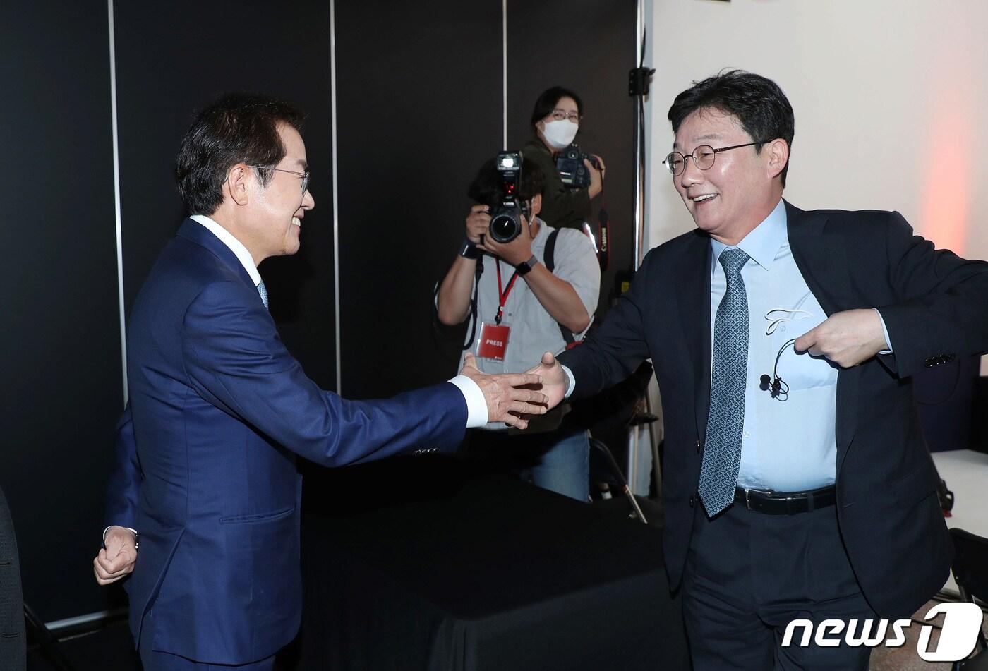홍준표 국민의힘 의원과 유승민 전 의원, 사진은 2021년 9월 9일 서울 금천구 즐스튜디오에서 열린 국민의힘 대선 경선 후보 국민 시그널 공개면접 때 악수를 나누던 모습. ⓒ News1 국회사진취재단