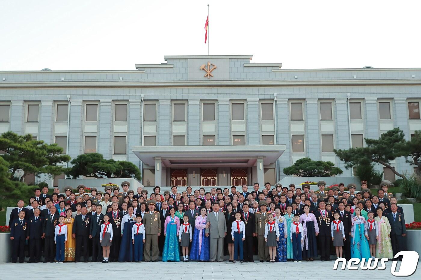 (평양 노동신문=뉴스1) = 북한 노동당 기관지 노동신문은 9일 김정은 총비서가 정권수립 73주년 경축 행사에 참가한 노력혁신자, 공로자들을 당 중앙위원회 본부청사에서 만나 축하해줬다고 보도했다. 김 총비서는 이들과 함께 기념사진을 찍었다. 김 총비서 양 옆에는 북한 아나운서 리춘희(히)와 성악가 김옥주가 자리했다. [국내에서만 사용가능. 재배포 금지. DB 금지. For Use Only in the Republic of Korea. Redistribution Prohibited] rodongphoto@news1.kr