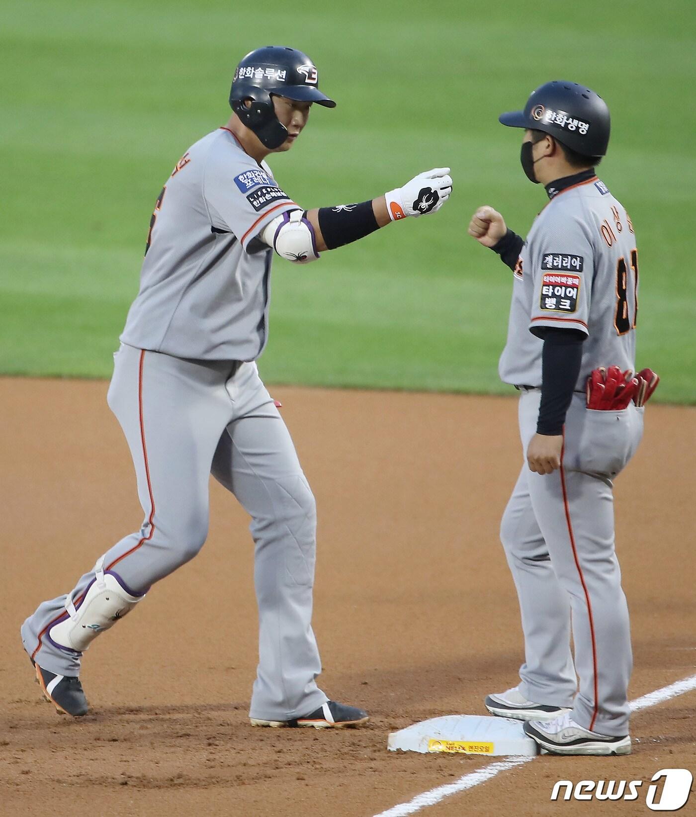 본문 이미지 - 9일 오후 서울 잠실야구장에서 열린 '프로야구 2021 신한은행 SOL KBO리그' 한화 이글스와 LG 트윈스의 경기 1회초 1사 주자 1루 상황, 1타점 안타를 친 한화 하주석이 기뻐하고 있다. 2021.9.9/뉴스1 ⓒ News1 박정호 기자