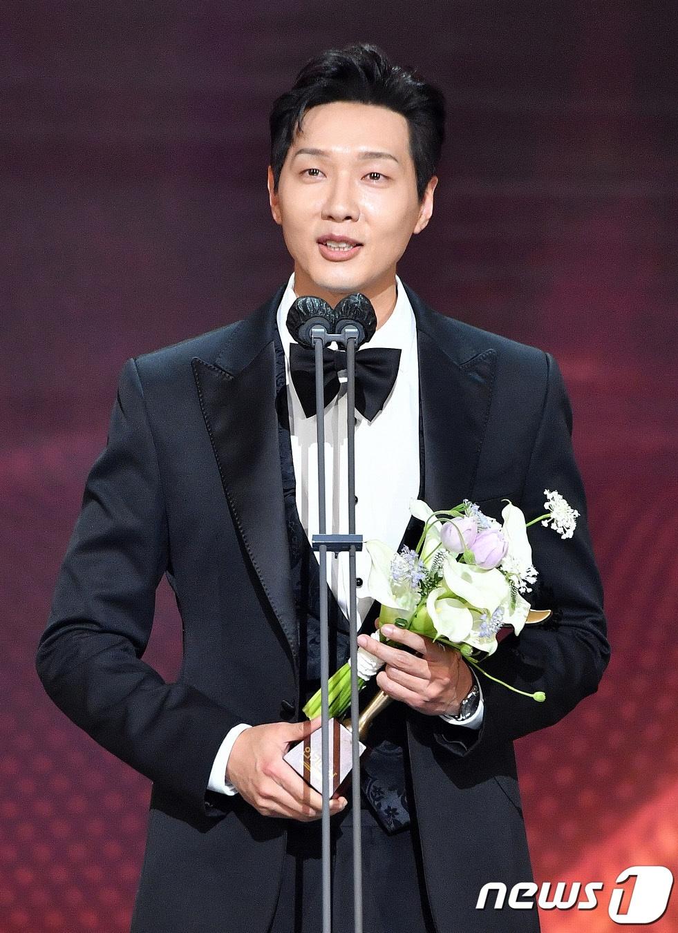 본문 이미지 - 배우 지현우가 31일 온라인으로 진행된 '2021 KBS 연기대상'에 참석해 대상을 수상한 뒤 소감을 말하고 있다. (KBS 제공) 2021.1.1./뉴스1 ⓒ News1 권현진 기자