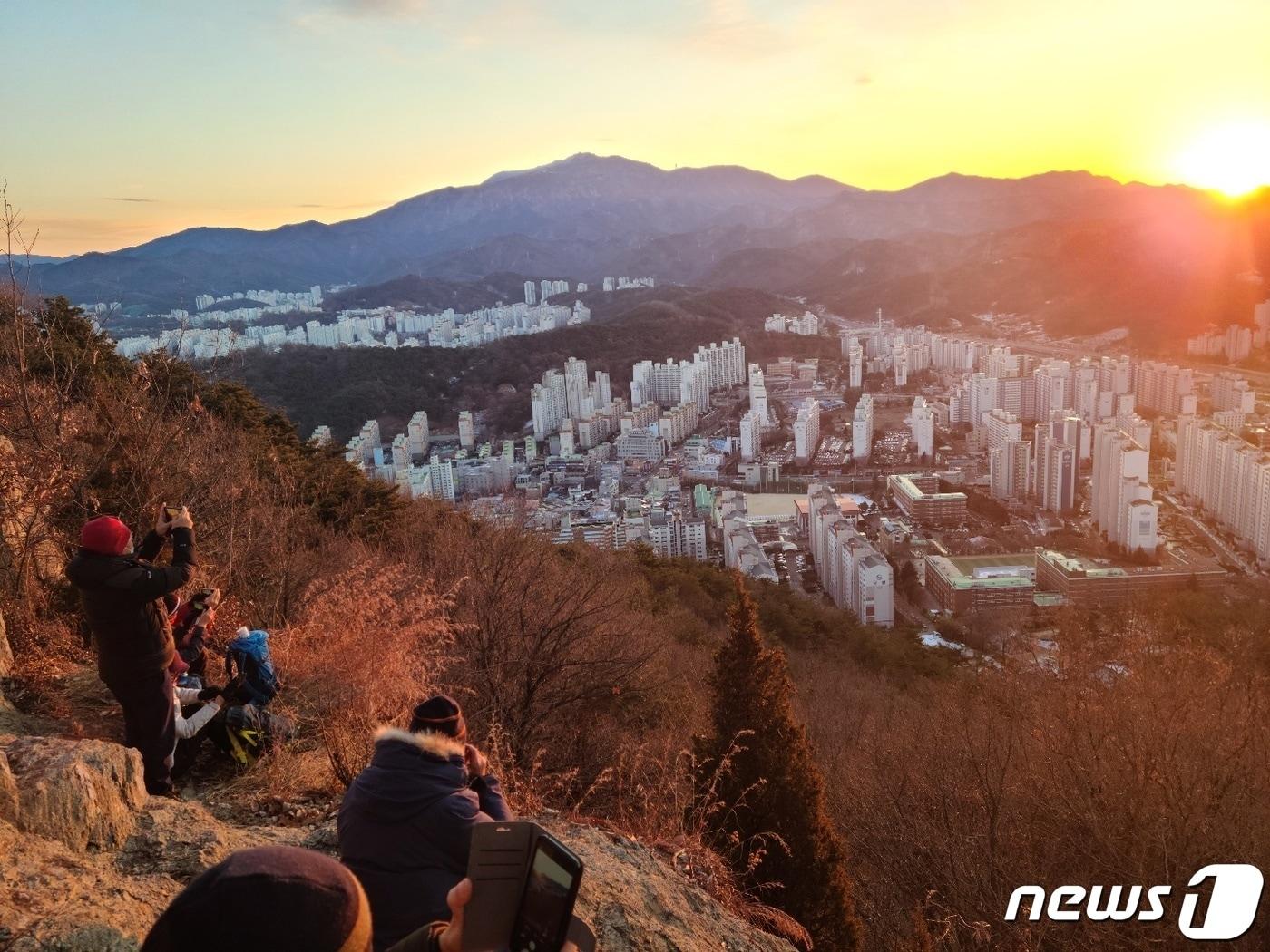 본문 이미지 - 금당산 일출 자료사진. 2022.1.1/뉴스1 ⓒ News1 조영석 기자