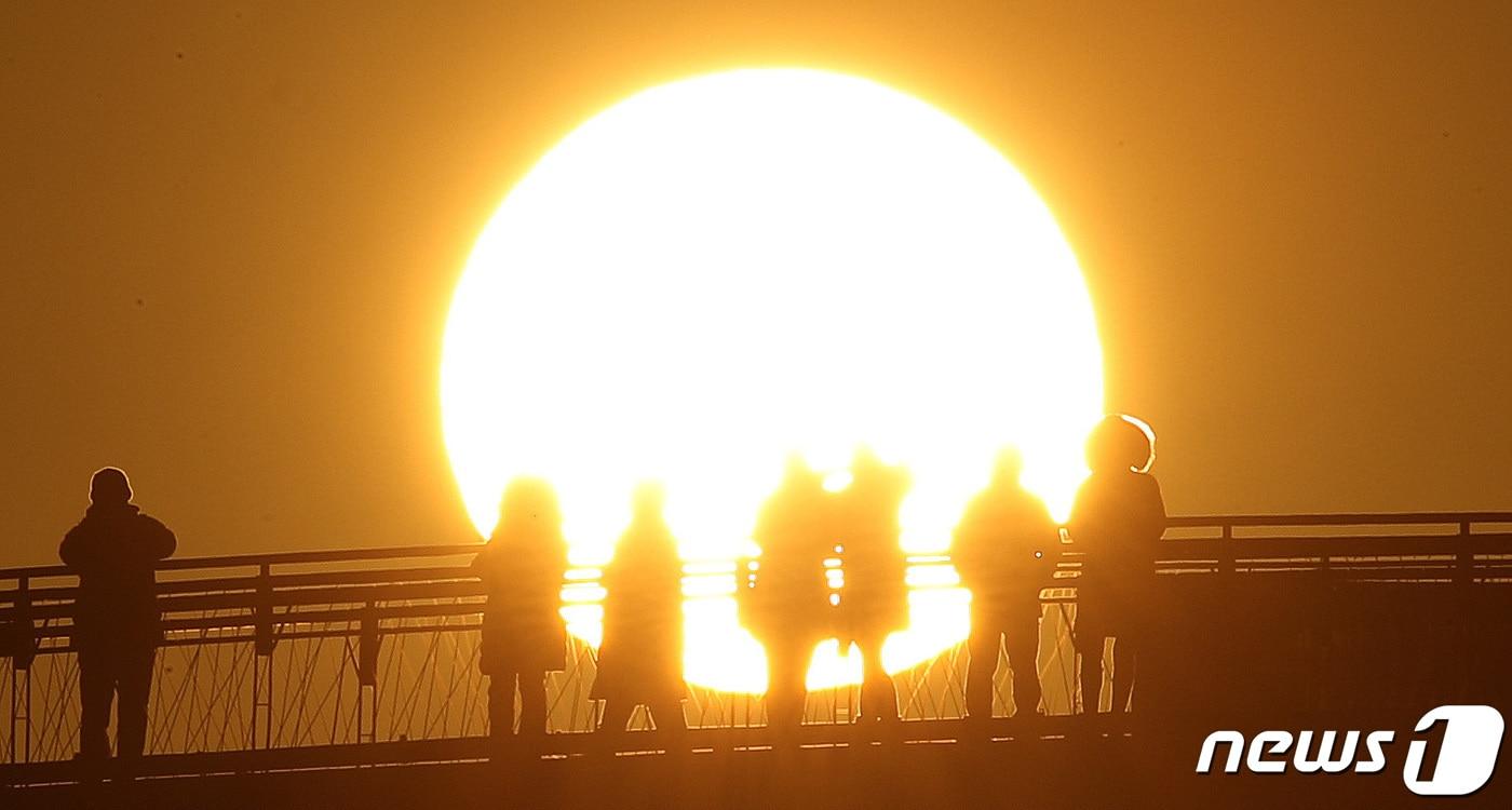 2022년 임인년(壬寅年) 새해 첫 날인 1일 서울 영등포구 양화선착장에서 바라본 선유교 위로 새해 첫 해가 떠오르고 있다. 2022.1.1/뉴스1 ⓒ News1 임세영 기자