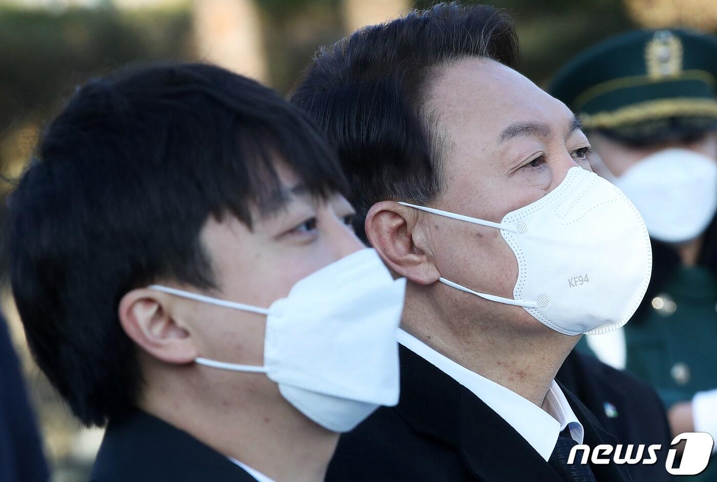 본문 이미지 - 국민의힘 윤석열 대선 후보와 이준석 대표가 임인년(壬寅年) 새해 첫날인 1일 오전 서울 동작구 국립서울현충원을 참배하며 국기에 대한 경례를 하고 있다. 2022.1.1/뉴스1 ⓒ News1 오대일 기자