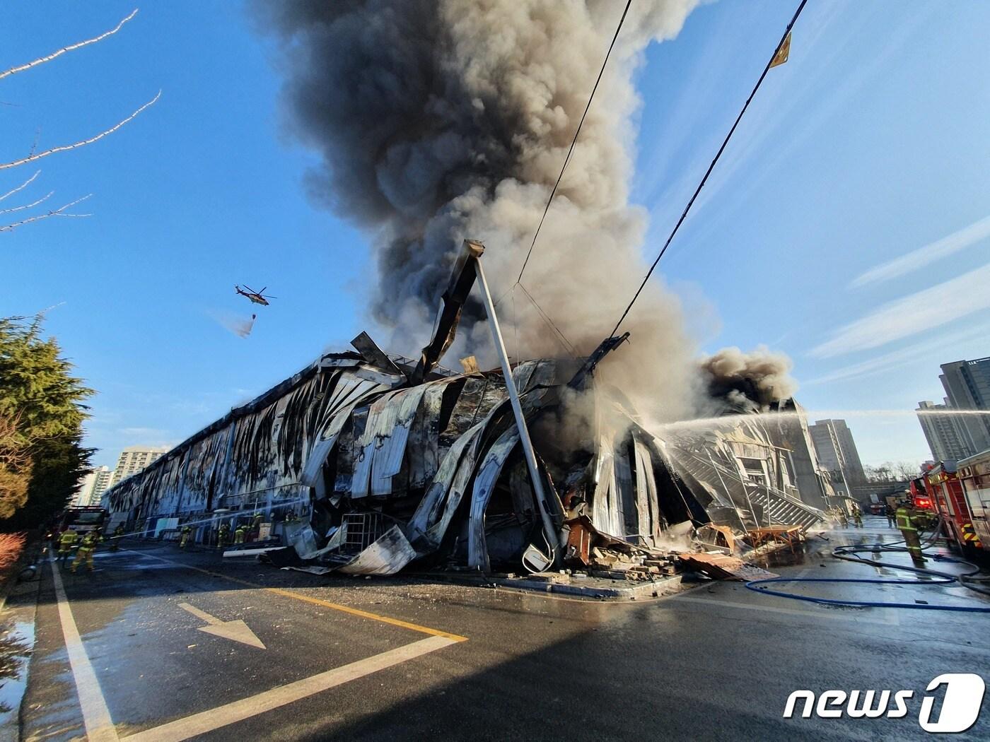 본문 이미지 - 1일 오전 7시 48분께 충남 아산시 탕정면 귀뚜라미보일러 공장에서 불이 났다.(충남아산소방서 제공)ⓒ 뉴스1
