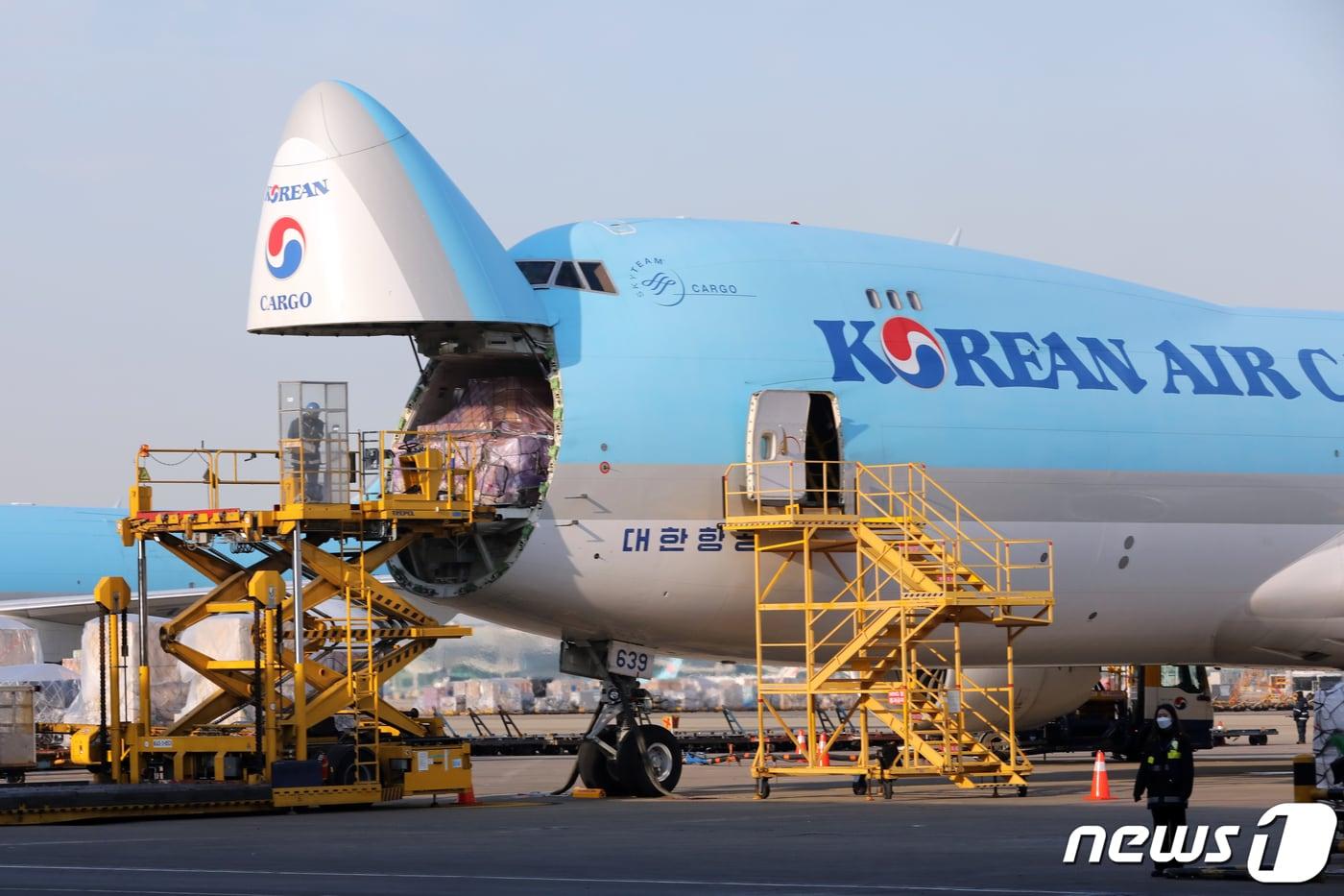 본문 이미지 - 임인년(壬寅年) 새해 첫 날인 1일 오전 인천공항 대한항공 화물터미널에서 근무자들이 수출 화물을 싣고 있다. 2022.1.1/뉴스1 ⓒ News1 황기선 기자