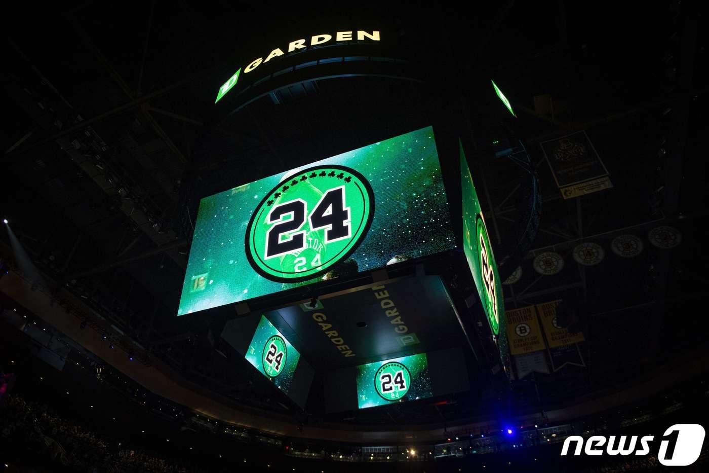 보스턴 셀틱스가 1일 피닉스와의 경기를 앞두고 별세한 전설 샘 존스를 추모했다. ⓒ AFP=뉴스1