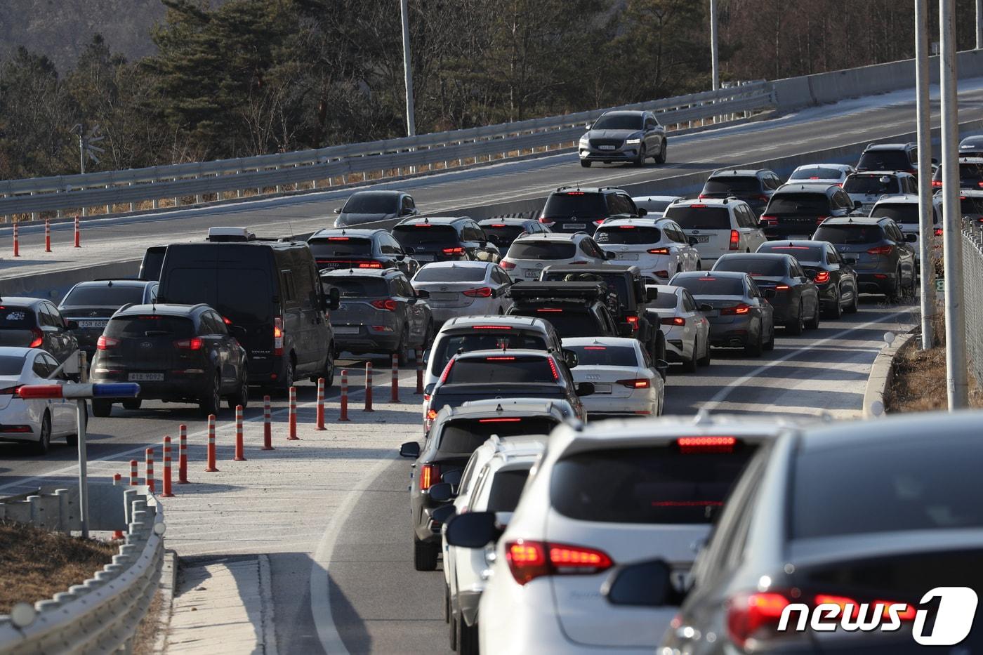 강원 홍천군 서울양양고속도로 홍천휴게소 서울방향이 차량들로 붐비고 있다. 2022.1.1/뉴스1 ⓒ News1 신웅수 기자