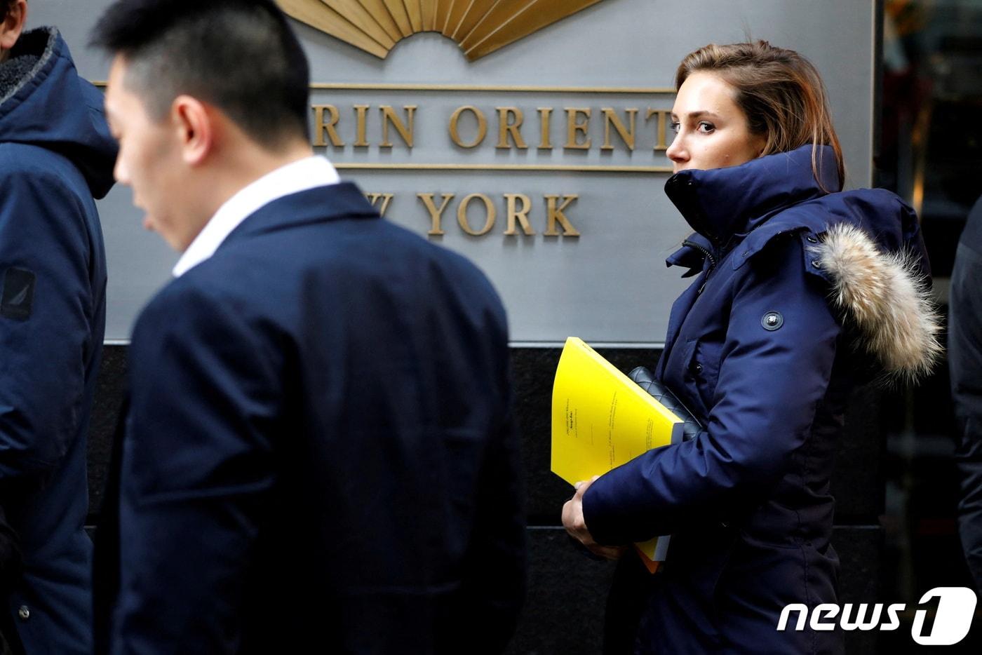 만다린 오리엔탈 호텔 앞을 지나가고 있는 행인들 ⓒ 로이터=뉴스1 ⓒ News1 박형기 기자