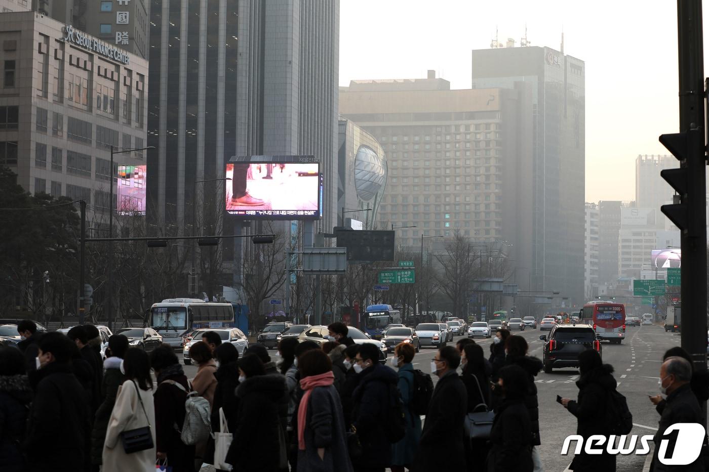 본문 이미지 - 서울지역 미세먼지 비상저감조치가 이틀째 시행됐던 지난달 10일 오전 서울 세종대로 사거리에서 출근길 시민들이 발걸음을 재촉하고 있다. ⓒ News1 황기선 기자