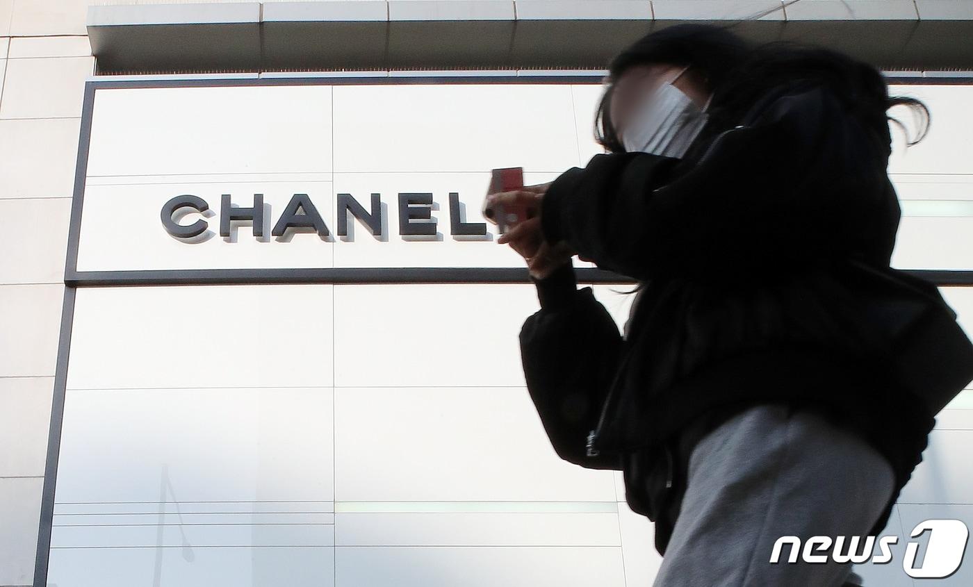 3서울 시내 한 백화점 명품관에 위치한 샤넬 매장. 2022.1.10/뉴스1 ⓒ News1 김진환 기자