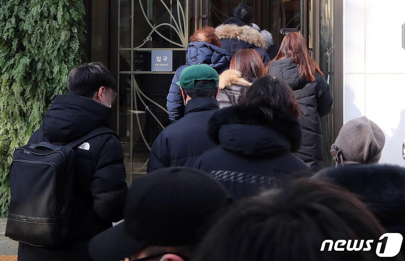 지난 10일 오전 서울 시내 한 백화점 명품관에 시민들이 번호표를 받기 위해 줄 서 있는 모습. 2022.1.10/뉴스1 ⓒ News1 김진환 기자