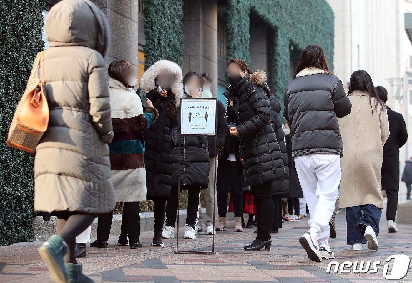 3대 명품 '에루샤'(에르메스·루이비통·샤넬) 중에서도 국내 소비자들에게 가장 인기 있는 브랜드로 꼽히는 샤넬이 이르면 중순께 유럽·미국 등에서 대대적 가격 인상에 나설 것으로 알려졌다. 한국도 샤넬의 글로벌 가격 정책에 영향을 받을 수밖에 없어 국내에서도 곧이어 가격 인상이 있을 것으로 기정사실화하고 있다. 사진은 10일 오전 서울 시내 한 백화점 명품관 샤넬 매장의 입장을 기다리는 시민들의 모습. 2022.1.10/뉴스1 ⓒ News1 김진환 기자