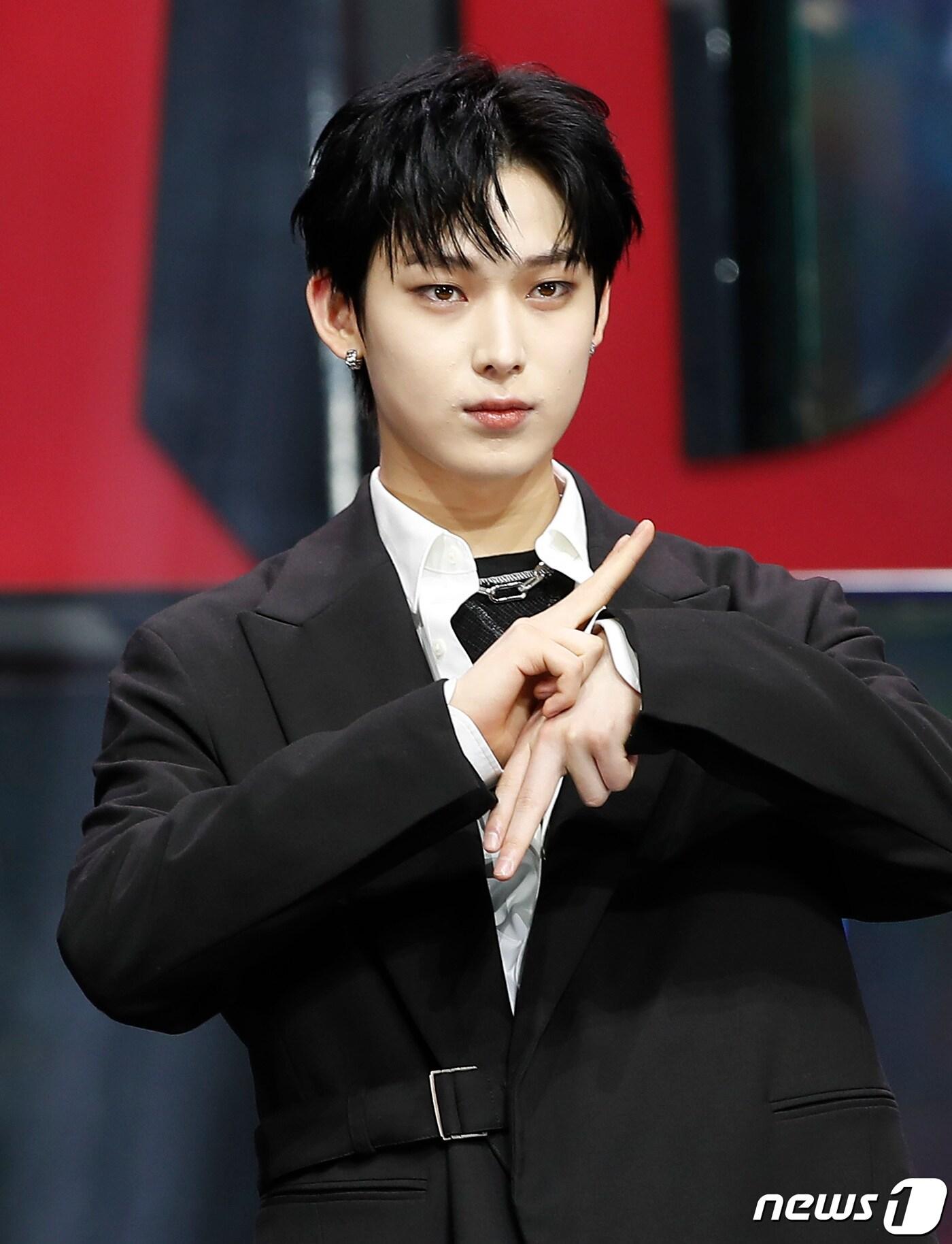 본문 이미지 - 엔하이픈(ENHYPEN) 선우가 10일 서울 광진구 예스24라이브홀에서 열린 정규 1집 리패키지 앨범 ‘DIMENSION : ANSWER’ 쇼케이스에 참석해 포즈를 취하고 있다. 2022.1.10/뉴스1 ⓒ News1 권현진 기자