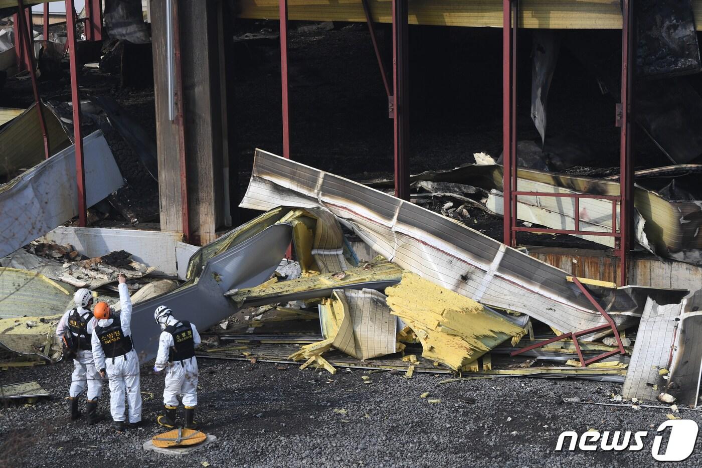 지난해 1월 10일 오전 소방관 3명이 순직한 경기도 평택 냉동창고 신축 공사장 화재현장에서 경찰과 소방, 국과수 등 관계자들이 합동감식을 하고 있다. 2022.1.10/뉴스1 ⓒ News1 김영운 기자